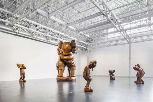 “KAWS：始于终点”展览现场